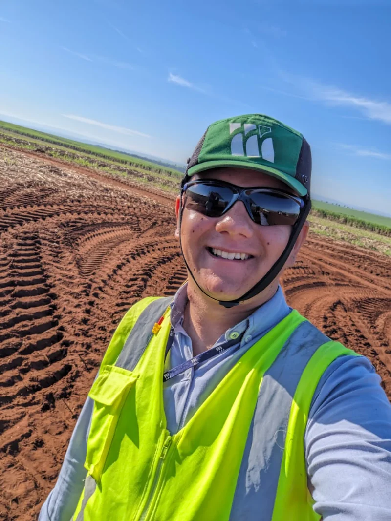 Eduardo Mendes com equipamentos de proteção individual em área de operações agrícolas